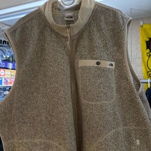 The North Face men’s sand sleeveless zip up vest